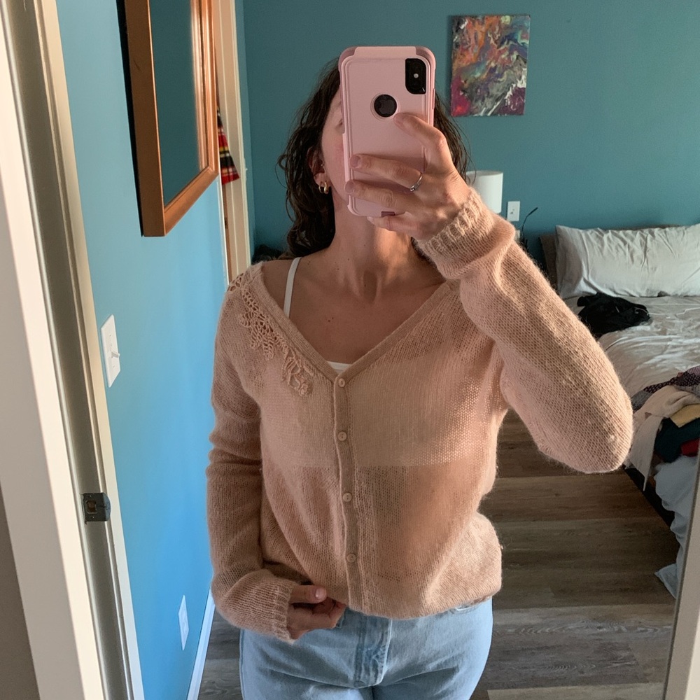 Embrace romance with this wool pale pink sweater!🌸🧸🎀